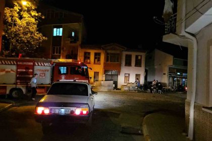 depremlerin-durmadigi-sindirgida-vatandaslar-geceyi-disarida-gecirdi