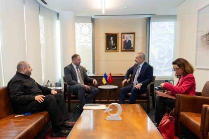 disisleri-bakani-fidan-ukrayna-devlet-baskanligi-ofisi-baskani-yermak-ile-bir-araya-geldi