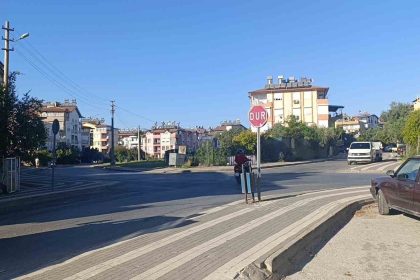dur-levhasina-ragmen-durmayan-motorlu-bisiklet-otomobile-carpti-1-yarali