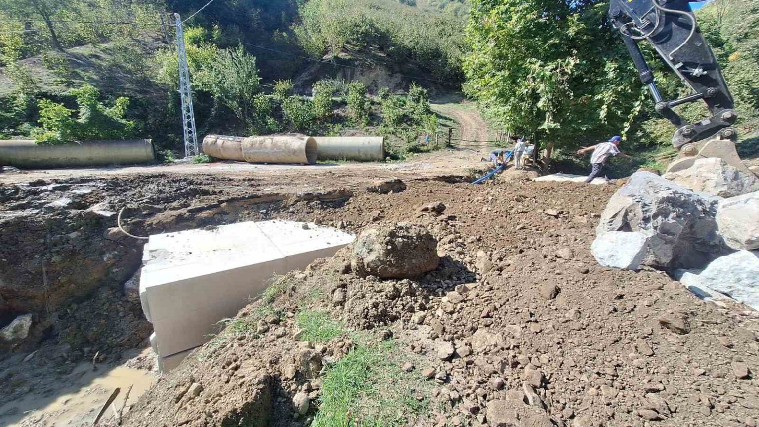 duzcede-dere-yataklari-kutu-menfezlerle-guvenli-hale-getiriliyor