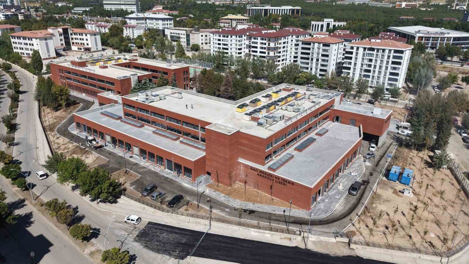 elazigda-chpli-belediyelerin-yapimini-ustlendigi-okul-halen-bitmedi