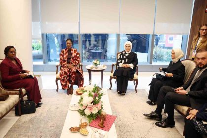 emine-erdogan-gabon-cumhurbaskaninin-esi-ile-turkevinde-bir-araya-geldi