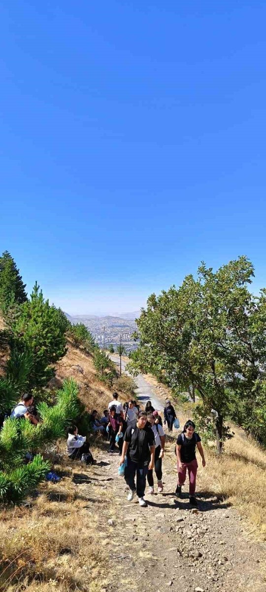 eru-ogrencileri-hem-zirve-tirmanisi-hem-cevre-temizligi-yapti