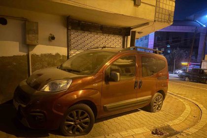 esenyurtta-2-motosikletli-araclarin-lastiklerini-patlatti-o-anlar-kamerada