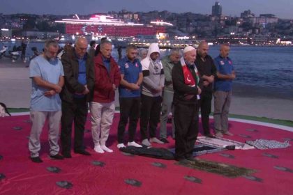 filistine-destek-icin-zeytinburnundan-demokrasi-ve-ozgurlukler-adasina-kulac-attilar