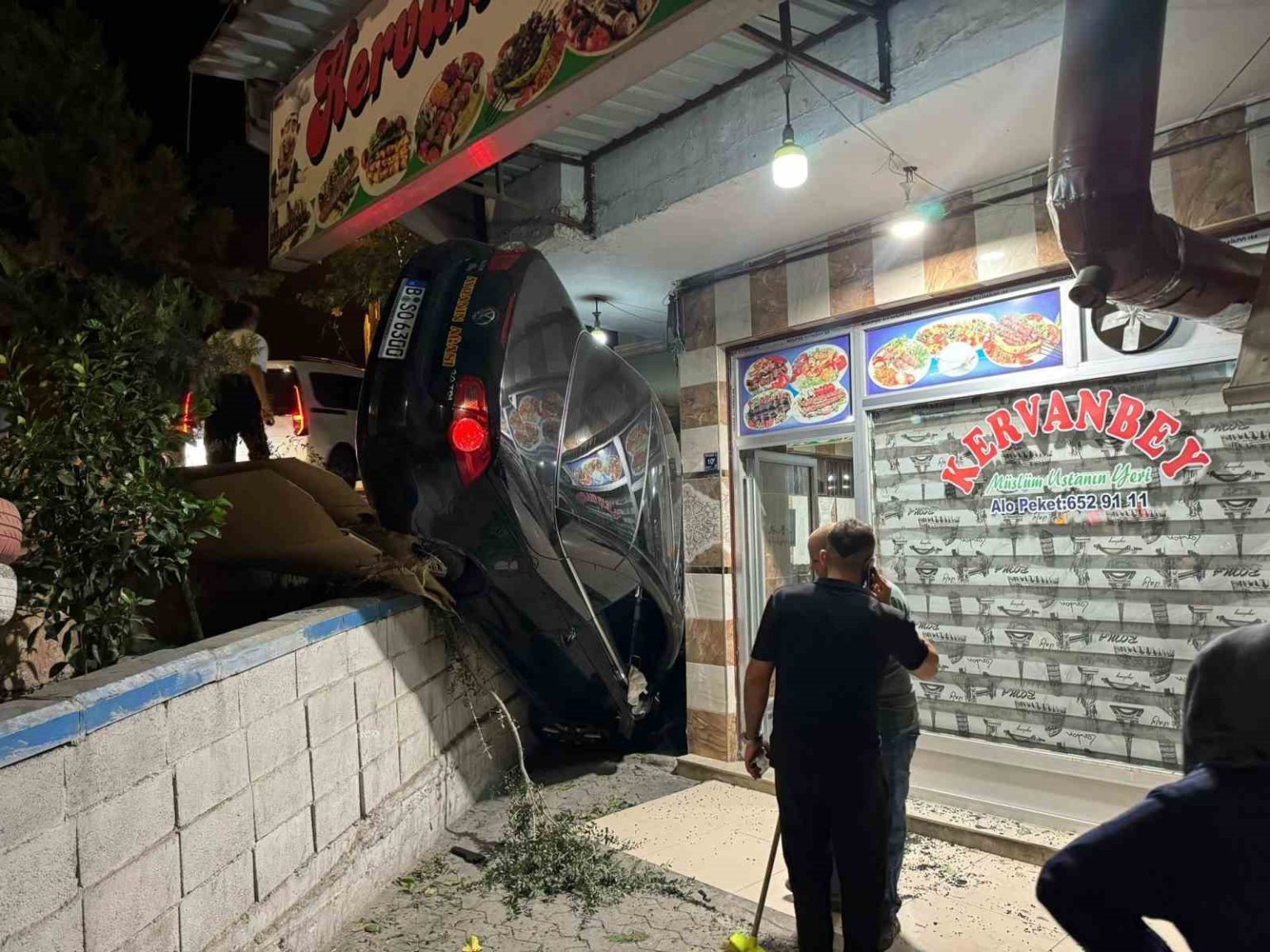 fren-yerine-gaza-basan-surucu-lokantaya-daldi