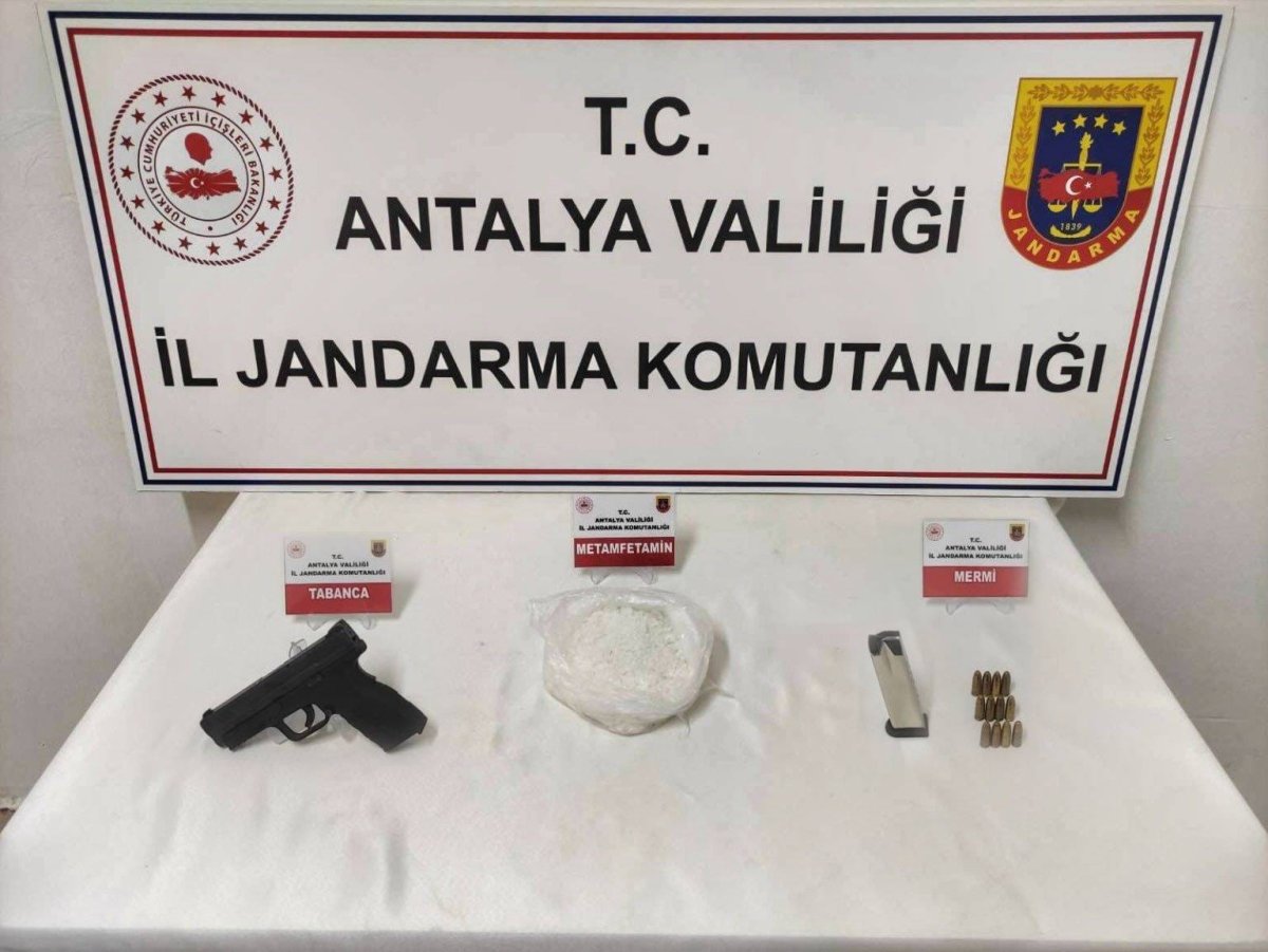 gazipasada-durdurulan-2-aractan-uyusturucu-madde-ve-tabanca-ele-gecirildi