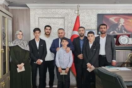 hakkaride-kuran-i-kerimi-yuzunden-guzel-okuma-ve-hafizlik-yarismasi-yapildi