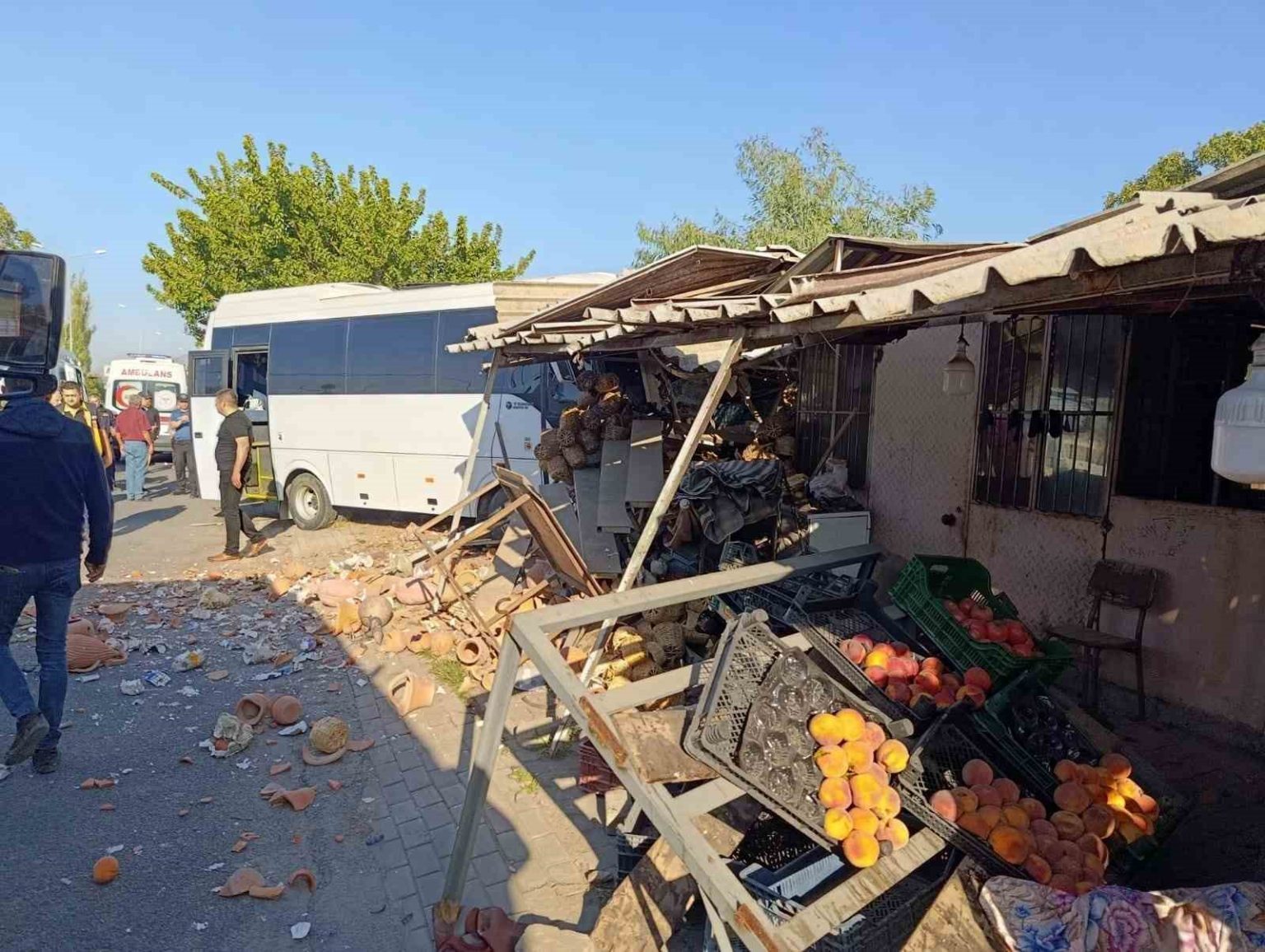 icerisinde-23-ogrencinin-bulundugu-servis-kaza-yapti