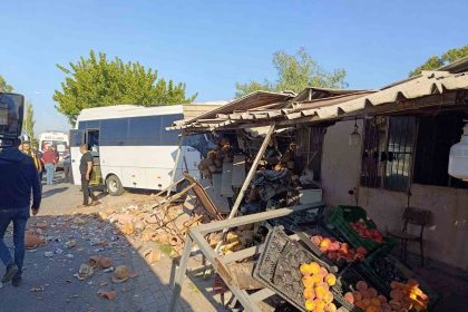 icerisinde-23-ogrencinin-bulundugu-servis-kaza-yapti