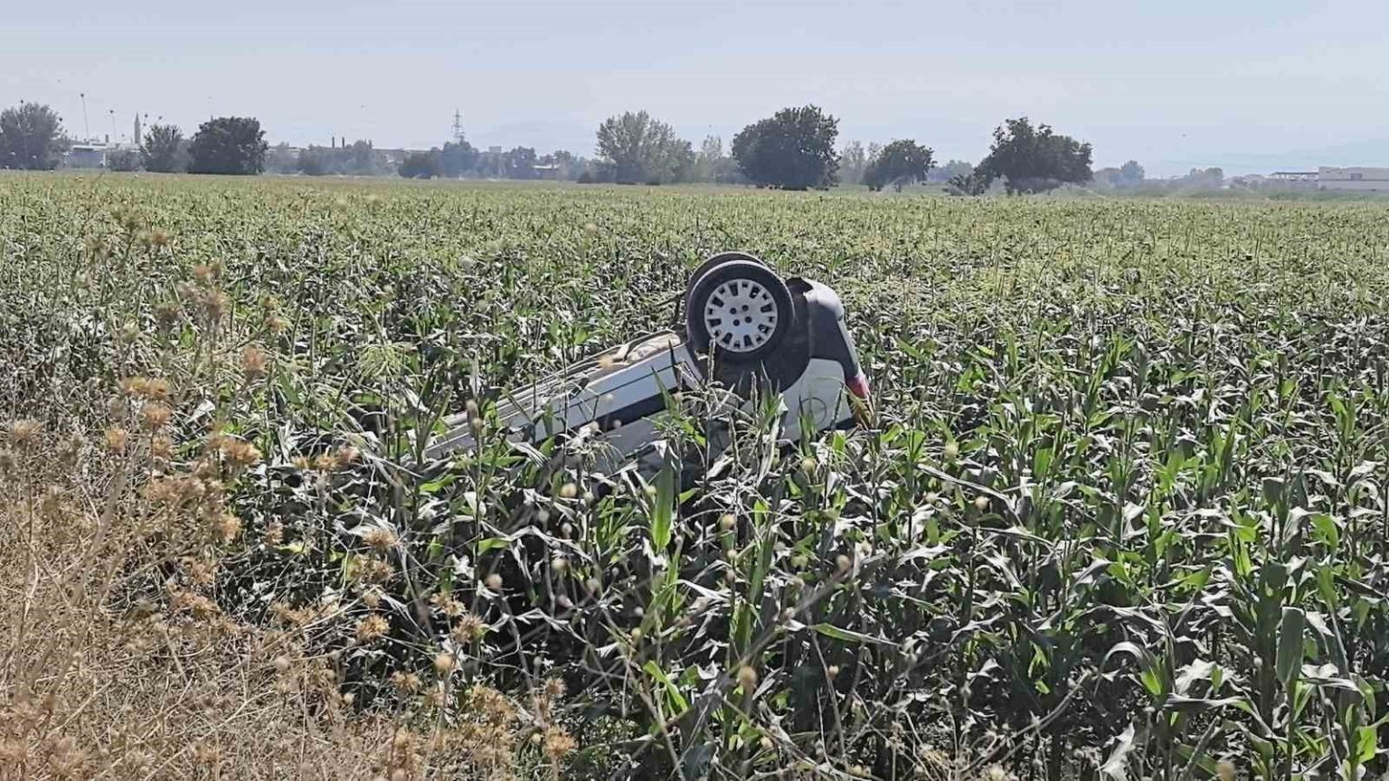 kontrolden-cikan-arac-takla-atip-tarlaya-uctu-1-yarali