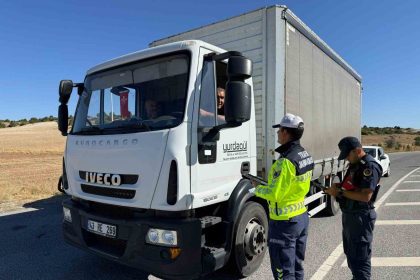 kutahyada-jandarma-trafik-ekipleri-suruculeri-bilgilendirdi