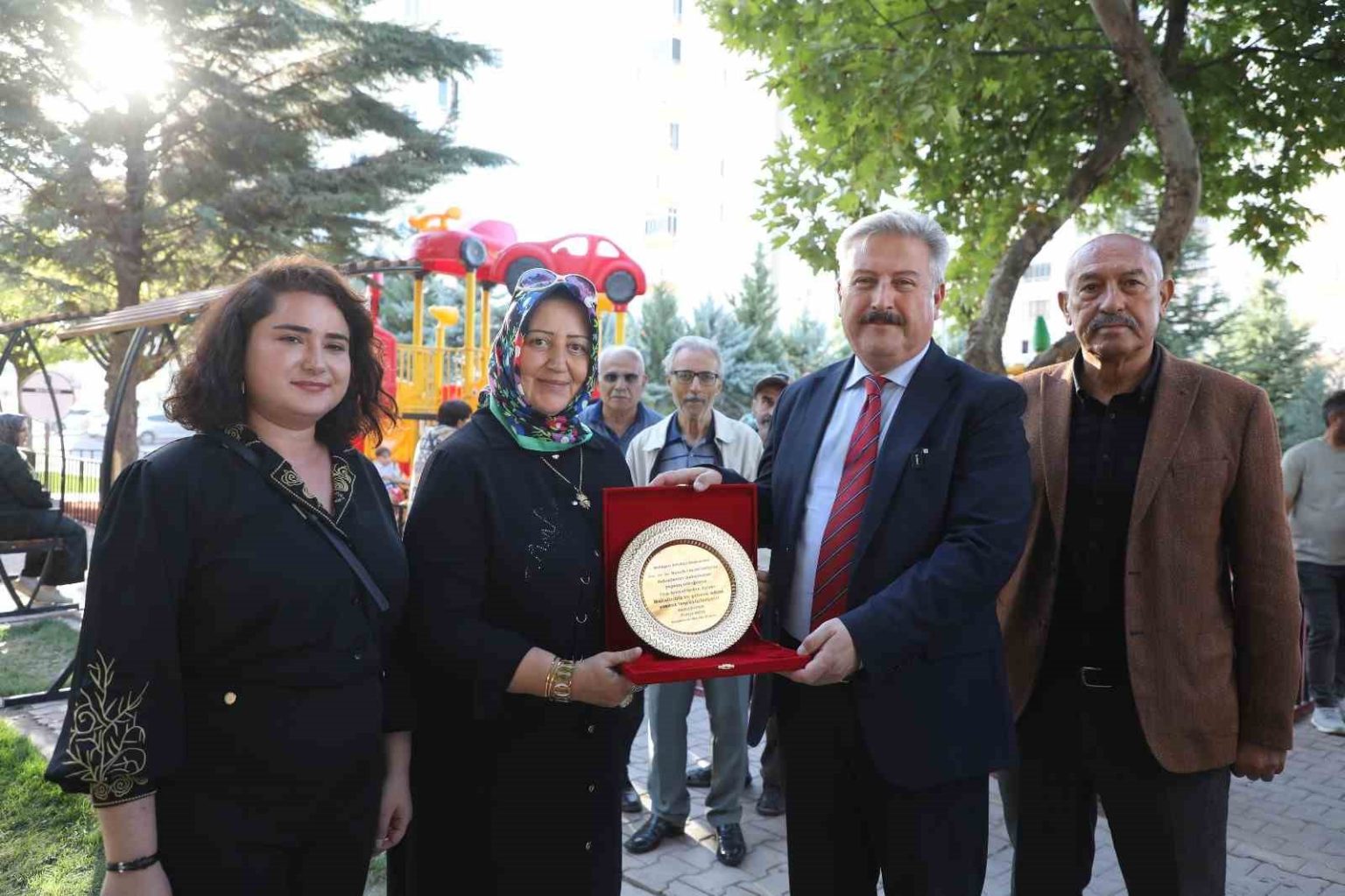 melikgazi-belediyesi-bahcelievler-mahallesindeki-parki-yenileyerek-yasam-alanina-donusturdu