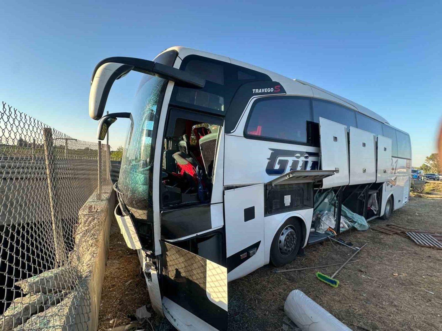 mersinde-yolcu-otobusu-refuje-girdi-13-yarali