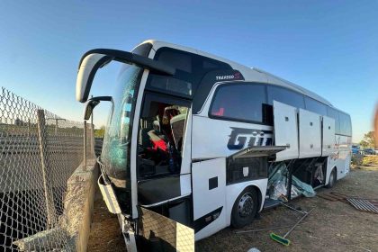 mersinde-yolcu-otobusu-refuje-girdi-13-yarali