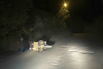 motosikletli-genc-dereye-ucmaktan-son-anda-kurtuldu-kaza-ani-kamerada