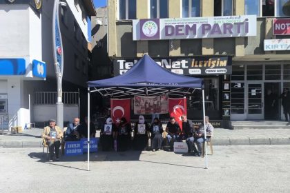 musta-ailelerin-dem-parti-onundeki-eylemi-suruyor