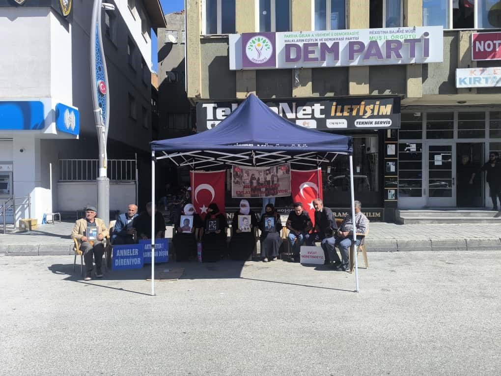musta-ailelerin-dem-parti-onundeki-eylemi-suruyor