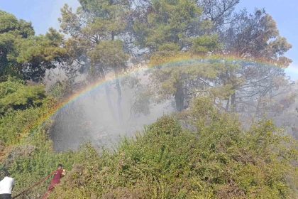 orman-yangininda-ucaktan-atilan-su-gokkusagi-olusturdu