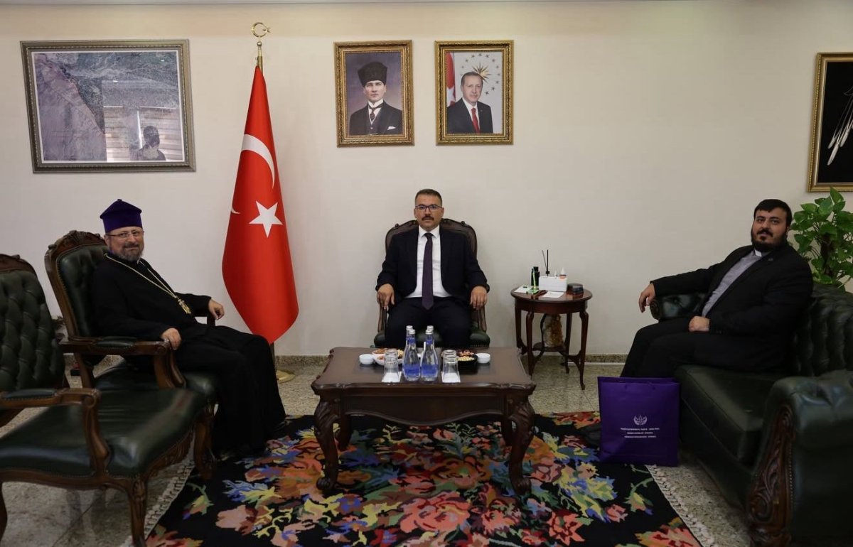 patrigin-ziyareti-oncesi-cift-basli-kartal-figurlu-tablonun-asili-olmadigi-goruldu