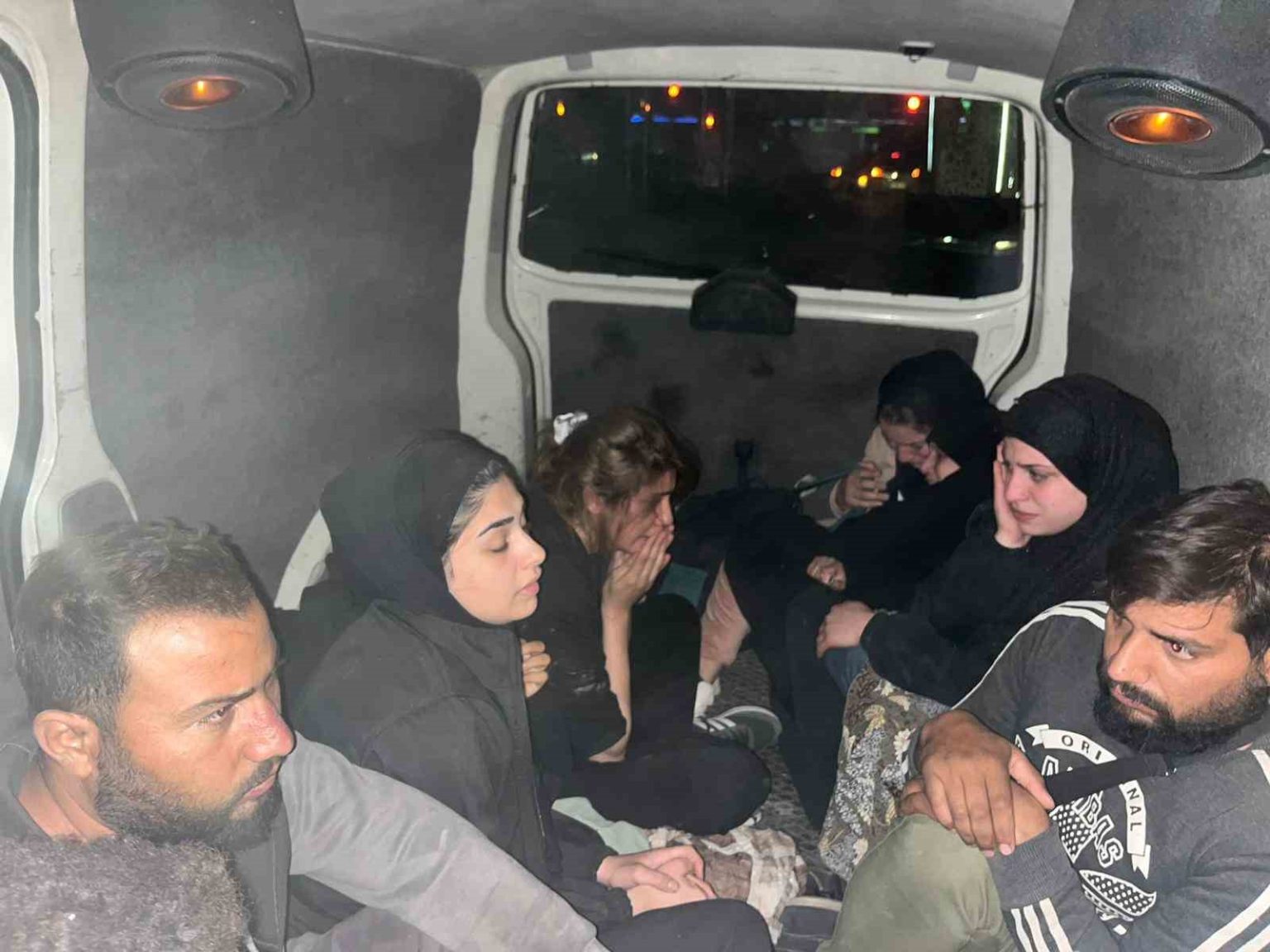 polisten-kacarak-2-araca-carpan-minibusten-11-kacak-gocmen-cikti