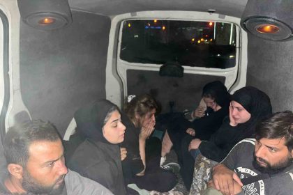 polisten-kacarak-2-araca-carpan-minibusten-11-kacak-gocmen-cikti
