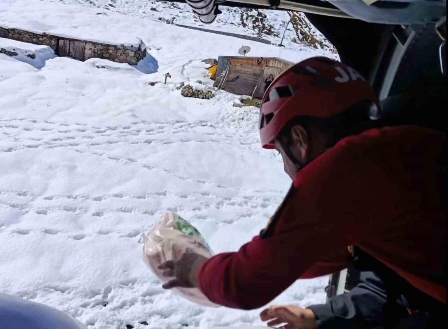 rizede-helikopterlerin-yaylalara-erzak-ve-hayvan-yemi-seferleri-devam-ediyor