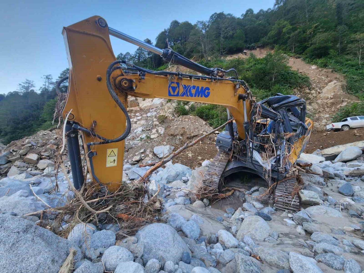 rizedeki-sel-ve-heyelanlar-sonrasi-4-gundur-yolu-kapali-olan-deremezra-koyune-ulasim-saglandi