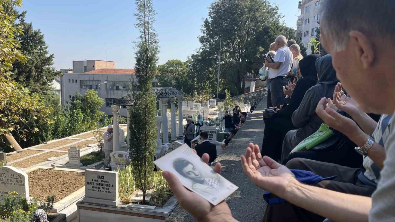 sanat-gunesi-vefatinin-29uncu-yilinda-mezari-basinda-anildi