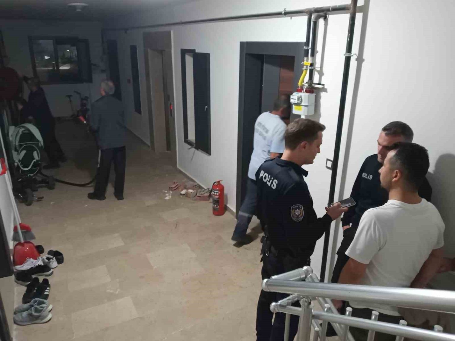 sinopta-apartman-dairesinde-yangin-panigi