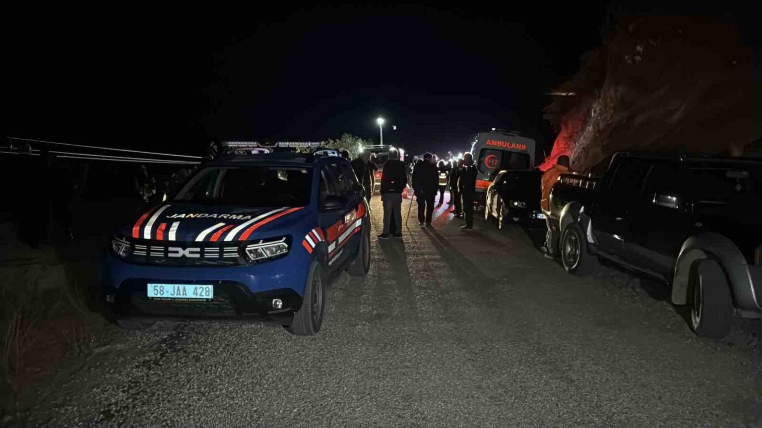 sivasta-feci-kaza-otomobil-ucuruma-yuvarlandi-4-kisi-hayatini-kaybetti