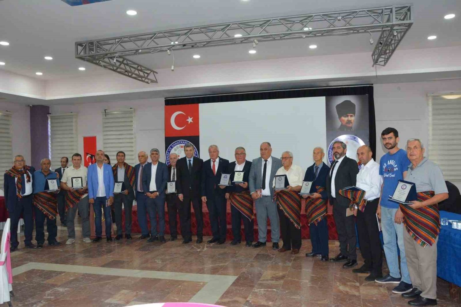 sokede-yilin-ahileri-secilen-esnaflar-odullerini-aldi