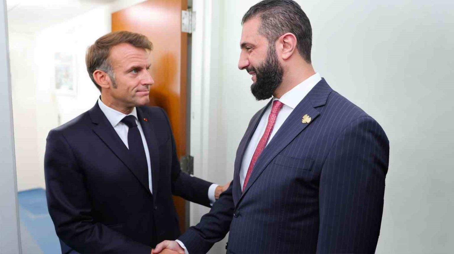 suriye-devlet-baskani-es-sara-fransa-cumhurbaskani-macron-ile-gorustu