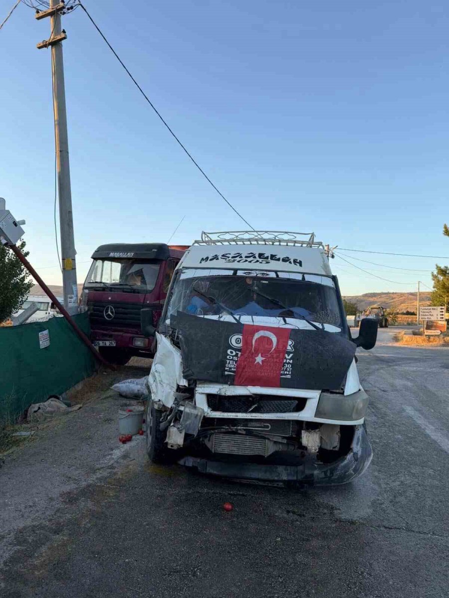 tarim-iscilerini-tasiyan-minibusle-kamyon-carpisti-20-yarali