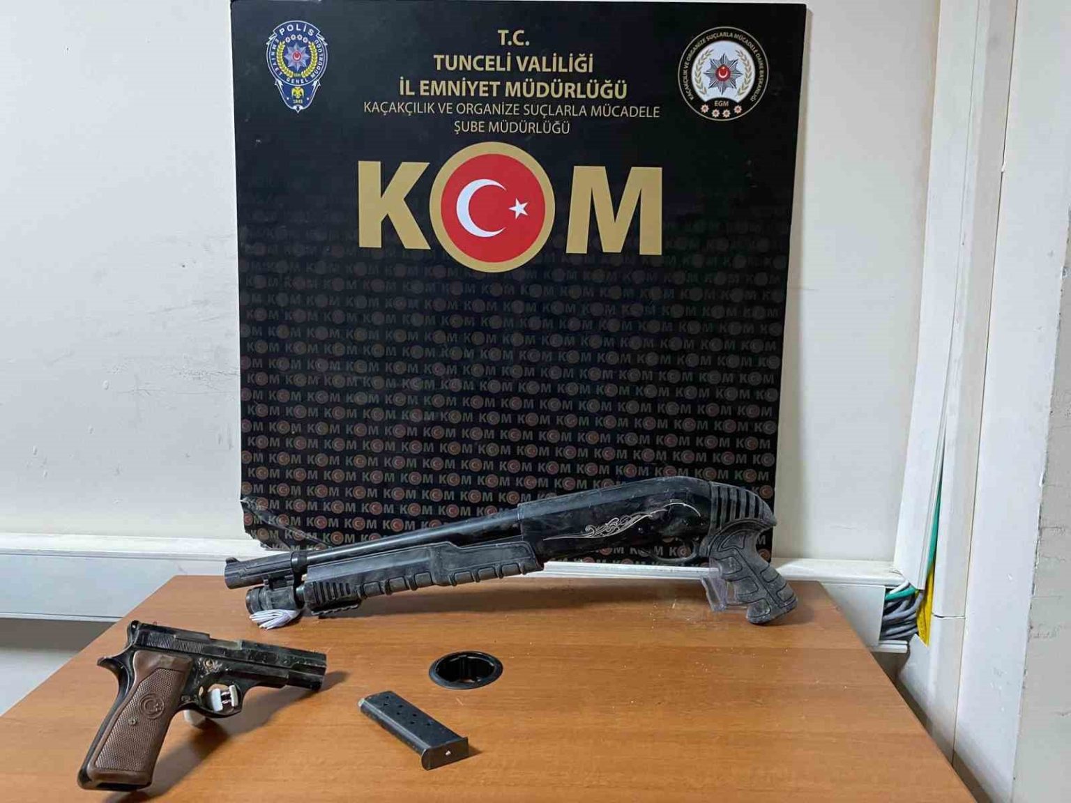 tuncelide-topraga-gomulu-halde-silah-ve-uyusturucu-madde-ele-gecirildi