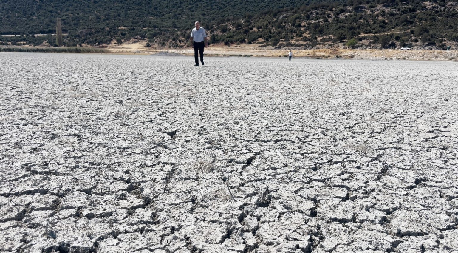 turkiyenin-4uncu-buyuk-golu-kuraklik-nedeniyle-ortadan-ikiye-bolundu