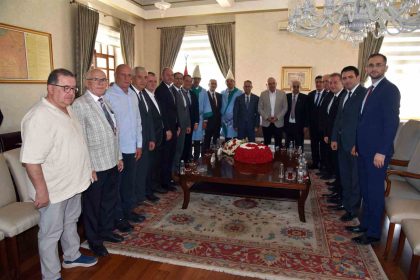 vali-ozkan-esnaflari-agirladi