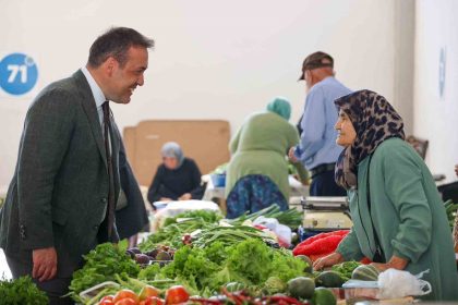vali-sozer-pazarci-esnafiyla-bir-araya-geldi