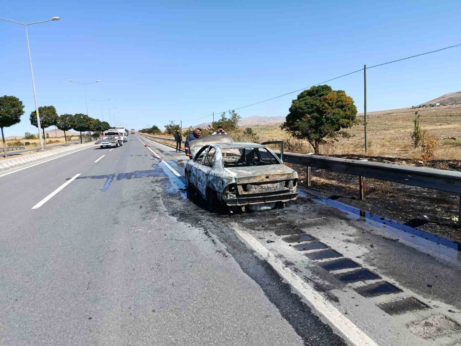 vanda-seyir-halindeki-iran-plakali-otomobil-alev-alev-yandi