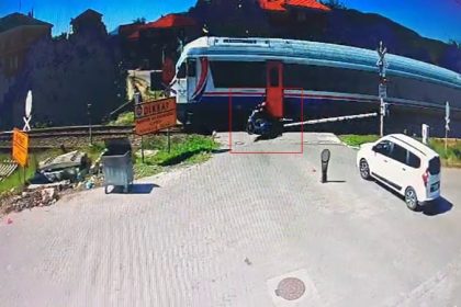 yolcu-treni-hemzemin-gecitte-motosiklete-carpti