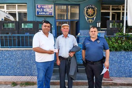 yolda-buldugu-parayi-sahibine-teslim-etti