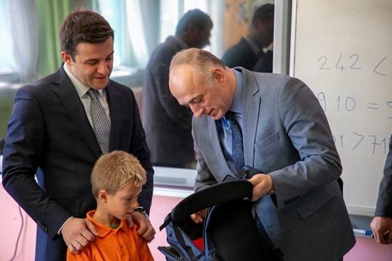 500-ogrenciye-okul-cantasi-hediye-edildi