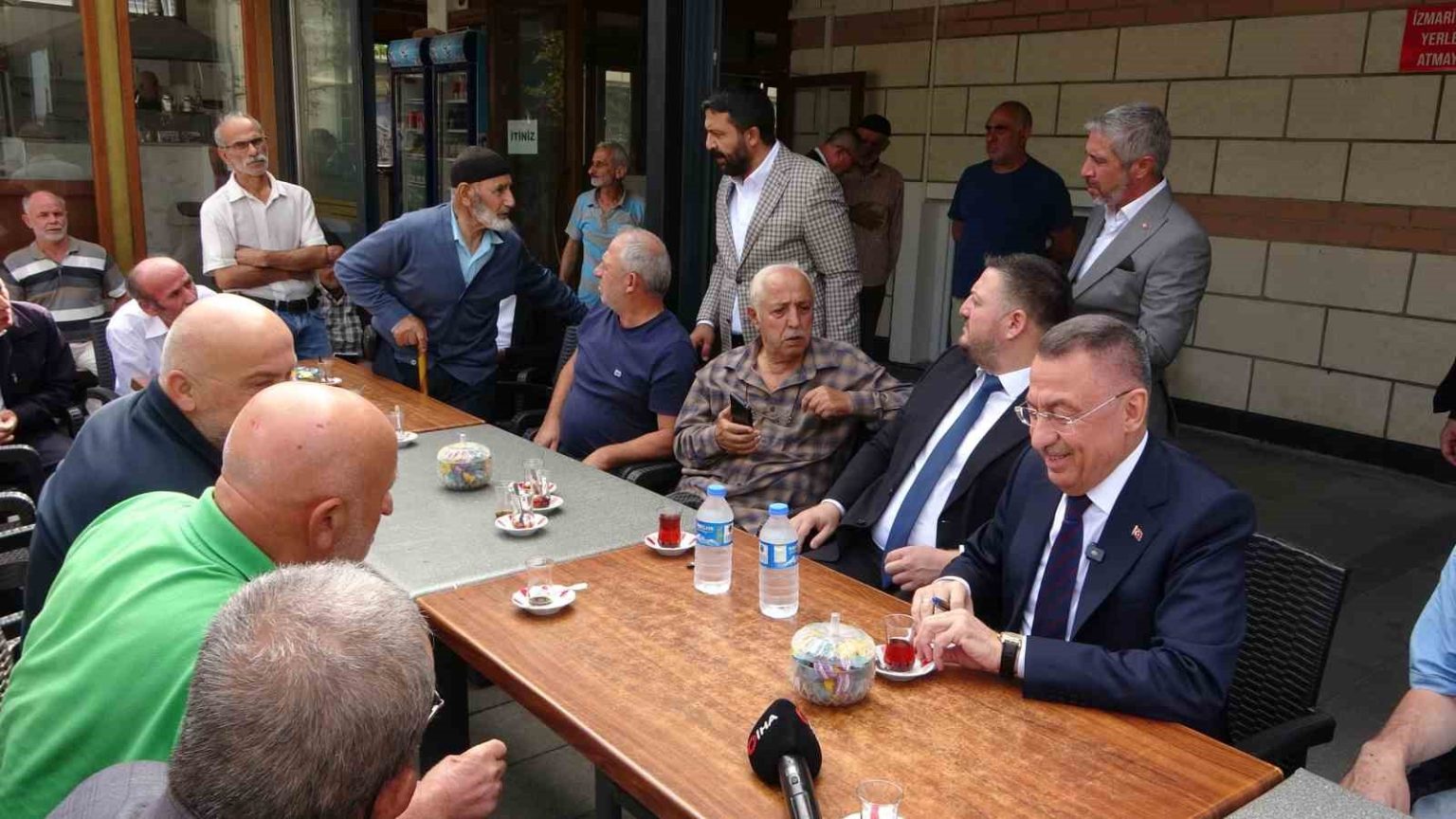 ak-partili-oktay-sancaktapede-esnafi-ve-sehit-ailesini-ziyaret-etti