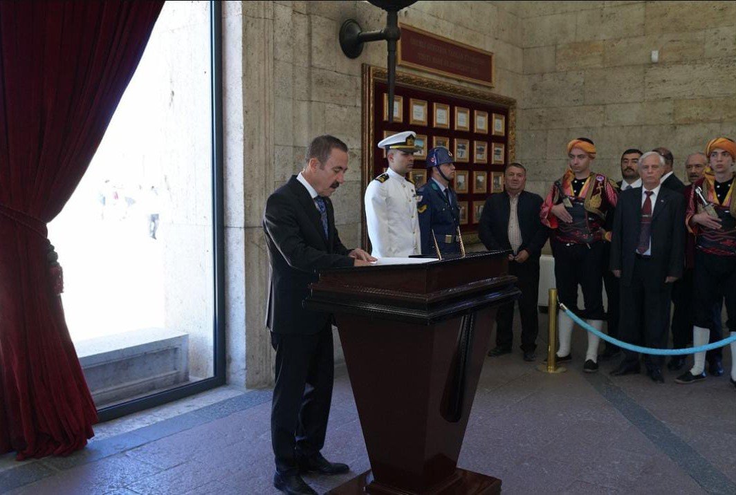 ankaralilar-derneginin-yeni-yonetimi-anitkabiri-ziyaret-etti
