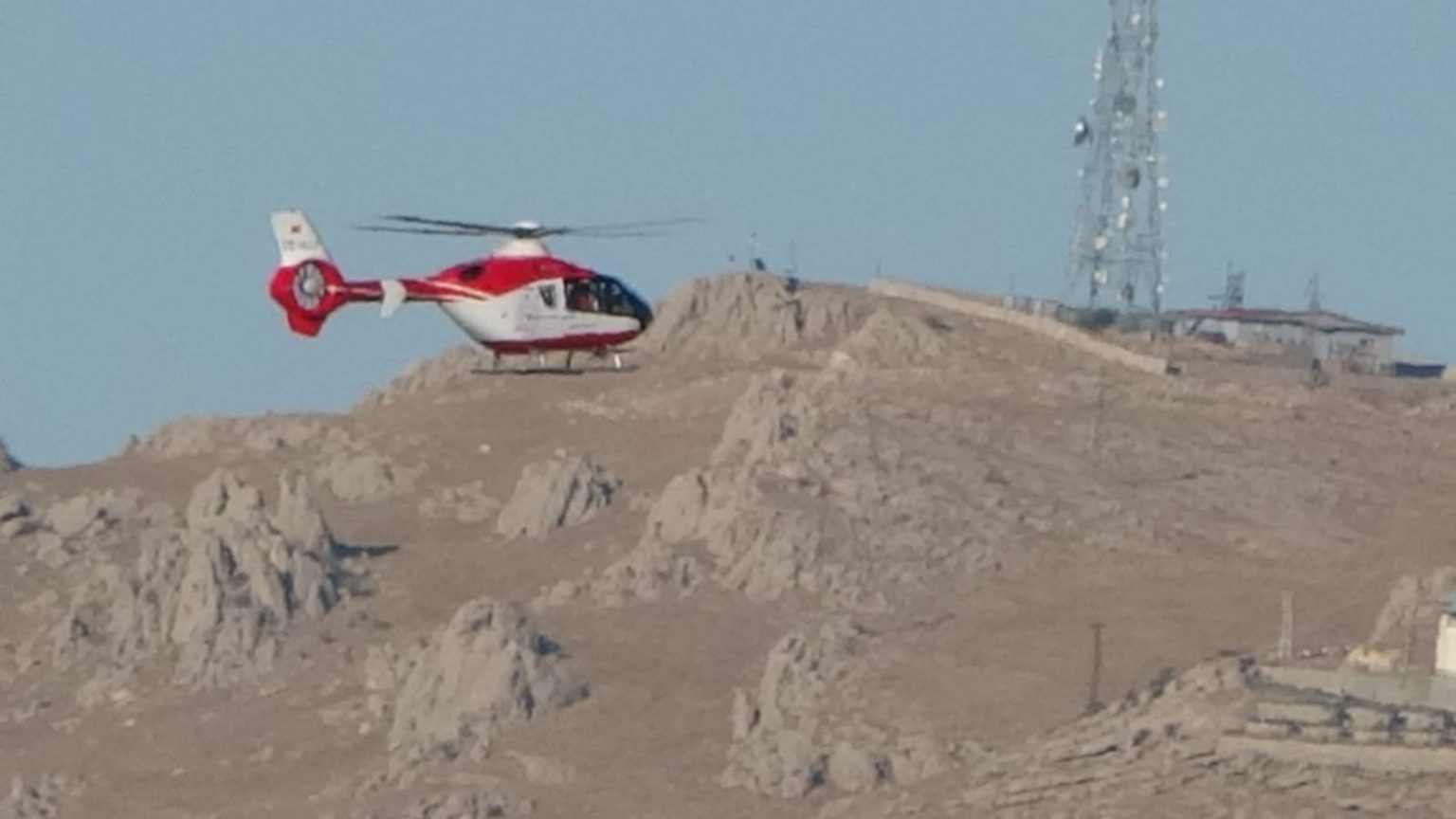 bahcesaray-ve-cataktan-hastalar-helikopterle-vana-nakledildi