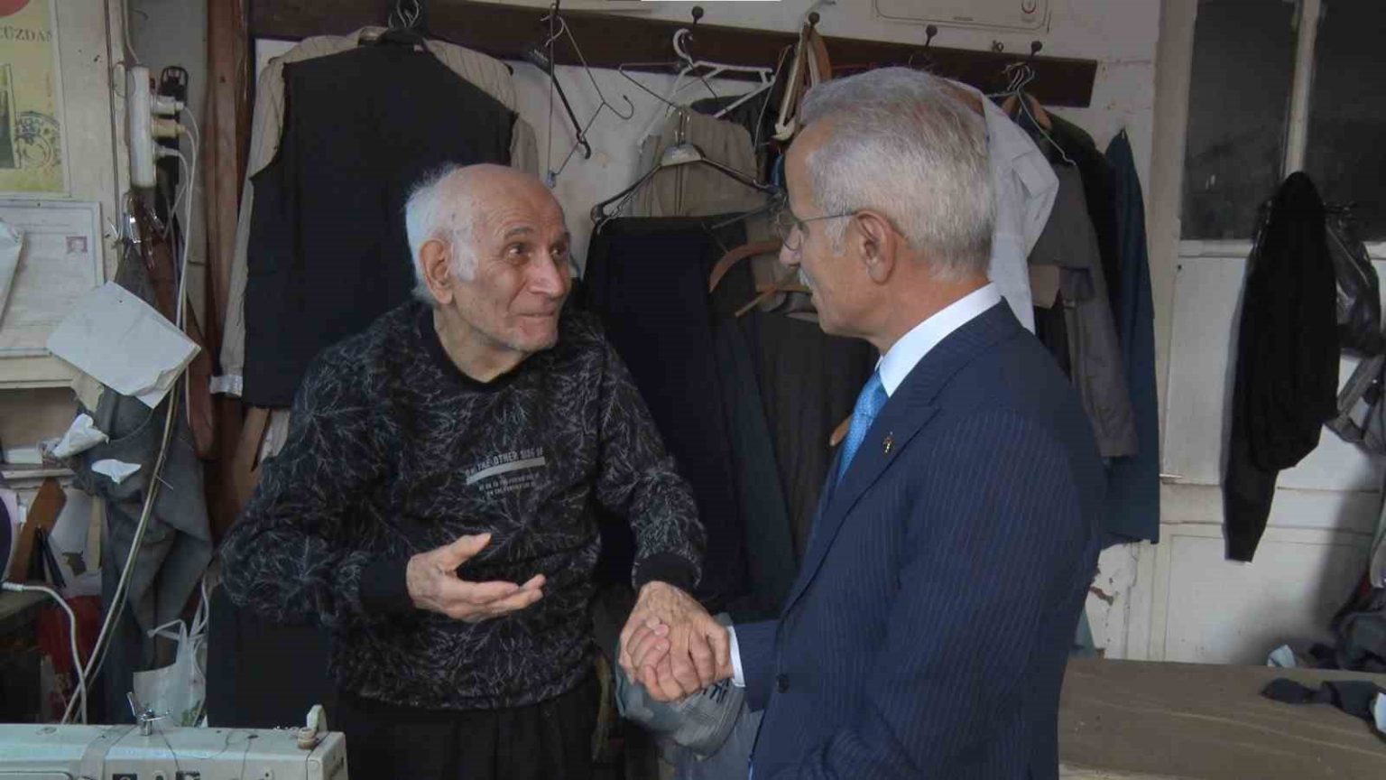 bakan-uraloglu-ile-87-yasindaki-terzi-arasinda-gulumseten-diyalog