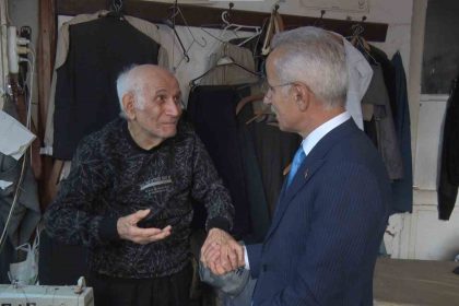 bakan-uraloglu-ile-87-yasindaki-terzi-arasinda-gulumseten-diyalog