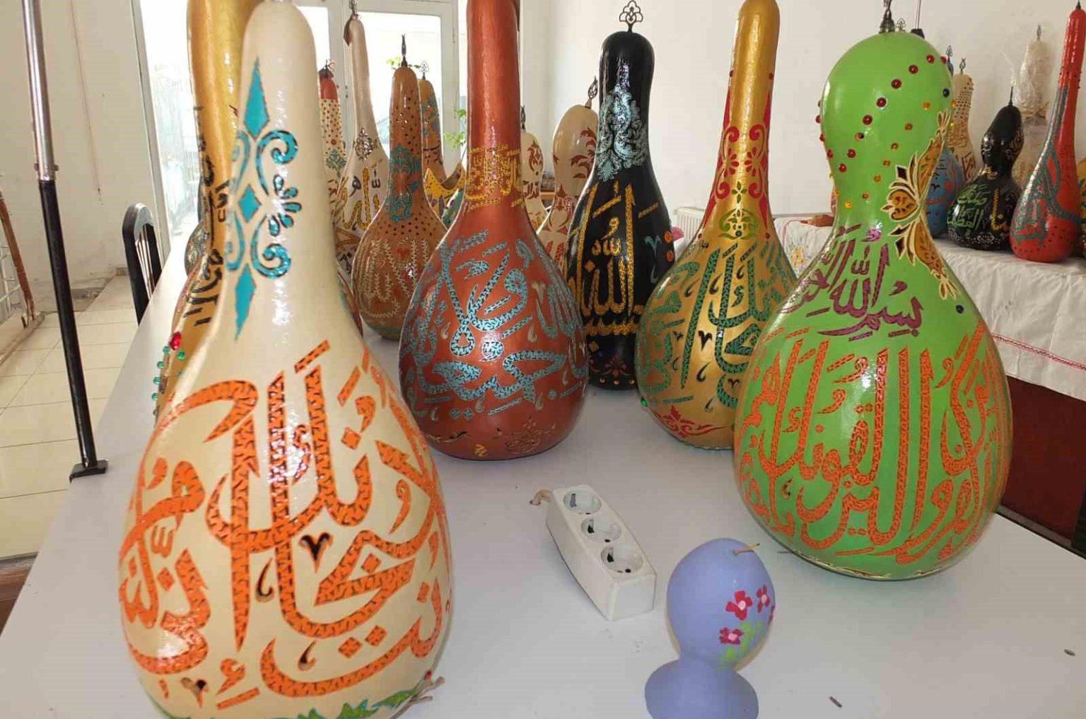 balikesirli-sanatci-hat-yazilari-ile-susledigi-kabaklari-fuarda-sergileyecek