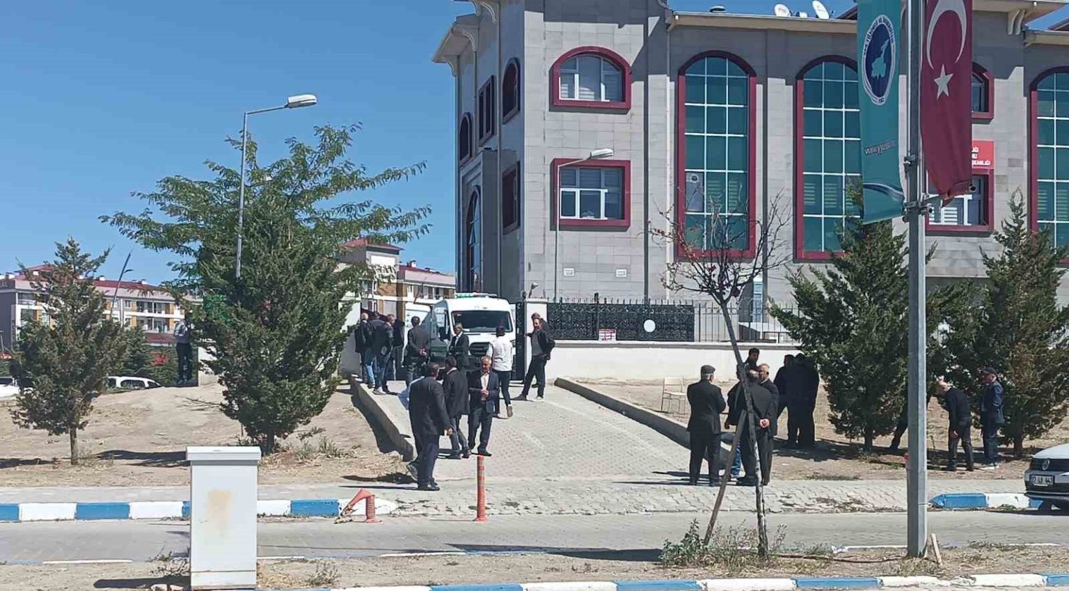 barismaya-giderken-oldurulen-anne-ve-ogullari-defnedildi