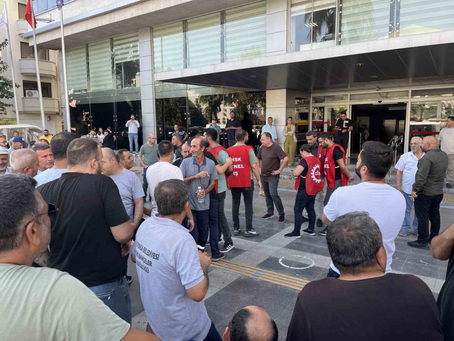 baskan-tugay-karsiyakada-cop-toplatti-isciler-karsi-karsiya-geldi